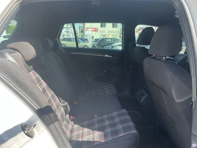 フォルクスワーゲン ゴルフ ＧＴＩ ダイナミック 香川県 2018(平30)年 4.4万km ピュアホワイト プリクラッシュブレーキシステム/レーンアシスト/ブラインドスポットモニター/純正ナビ/BT/USB/AUX/地デジ/AppleCarPlay/MirrorLink/ACC/スマートキー/パドルシフト/バックカメラ/F/Rコーナーセンサー/LEDヘッドライト/革巻きステアリング/ウィンカーミラー/オートライト/純正18インチアルミ