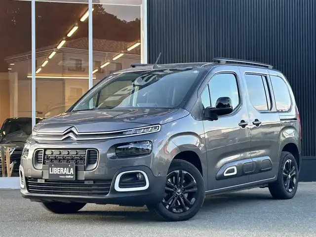 シトロエン シトロエン ベルランゴ シャイン ブルーHDi XTRパック 福岡県 2023(令5)年 1.6万km ガンＭ ワンオーナー/禁煙車/ＡＣＣ/パノラマルーフ/アクティブセーフティブレーキ/ＡＣＣ/ＢＳＭ/ＬＫＡ/純正ディスプレイオーディオ/ＢＴ／ＣａｒＰｌａｙ／ＤＴＶ/バックカメラ/サイドカメラ