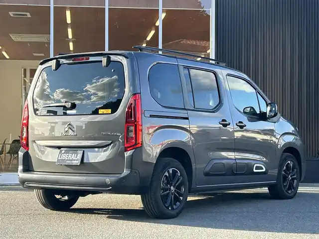 シトロエン シトロエン ベルランゴ シャイン ブルーHDi XTRパック 福岡県 2023(令5)年 1.6万km ガンＭ ワンオーナー/禁煙車/ＡＣＣ/パノラマルーフ/アクティブセーフティブレーキ/ＡＣＣ/ＢＳＭ/ＬＫＡ/純正ディスプレイオーディオ/ＢＴ／ＣａｒＰｌａｙ／ＤＴＶ/バックカメラ/サイドカメラ