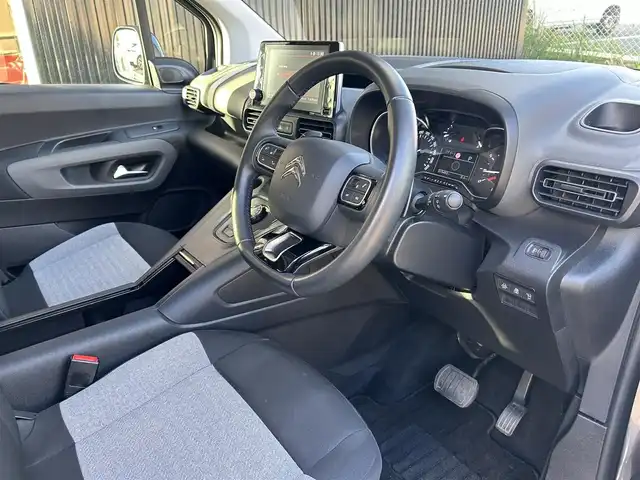 シトロエン シトロエン ベルランゴ シャイン ブルーHDi XTRパック 福岡県 2023(令5)年 1.6万km ガンＭ ワンオーナー/禁煙車/ＡＣＣ/パノラマルーフ/アクティブセーフティブレーキ/ＡＣＣ/ＢＳＭ/ＬＫＡ/純正ディスプレイオーディオ/ＢＴ／ＣａｒＰｌａｙ／ＤＴＶ/バックカメラ/サイドカメラ