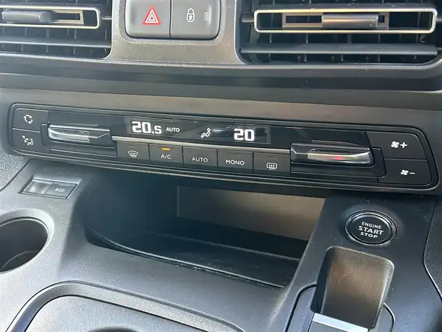 シトロエン シトロエン ベルランゴ シャイン ブルーHDi XTRパック 福岡県 2023(令5)年 1.6万km ガンＭ ワンオーナー/禁煙車/ＡＣＣ/パノラマルーフ/アクティブセーフティブレーキ/ＡＣＣ/ＢＳＭ/ＬＫＡ/純正ディスプレイオーディオ/ＢＴ／ＣａｒＰｌａｙ／ＤＴＶ/バックカメラ/サイドカメラ