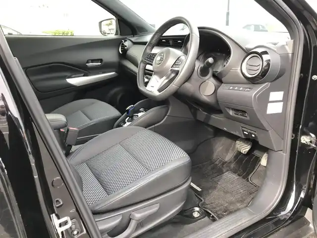 日産 キックス X 鳥取県 2020(令2)年 3.1万km ピュアブラック 純正9インチナビ/フルセグ/CD/DVD/BT/USB/アラウンドビューモニター/ドライブレコーダー・ETC/プロパイロット/エマージェンシーブレーキ/レーンキープアシスト/クリアランスソナー/ハーフレザーシート/前席シートヒーター/LEDヘットライト/フォグライト/純正17インチアルミホイール/ルーフレール/プッシュエンジンスタート/フロアマット・ドアバイザー