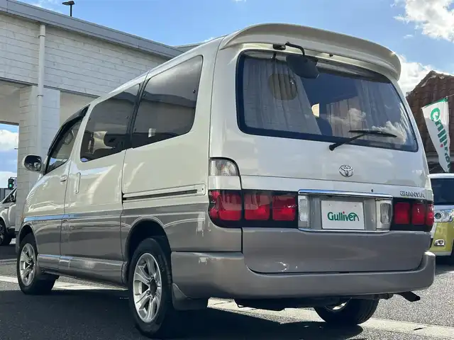 トヨタ グランビア G クルージングセレクション 岡山県 1998(平10)年 16.4万km ホワイトパールマイカ/ライトグレイッシュローズMP 登録時走行距離163982km/社外後席モニター/サンルーフ/社外SDナビ/(AM/FM/BT/TV/DISC)/バックカメラ/ETC/電動格納ミラー/リモコンキー/社外16インチアルミホイール/キセノンヘッドライト/パワーステアリング/パワーウィンドウ