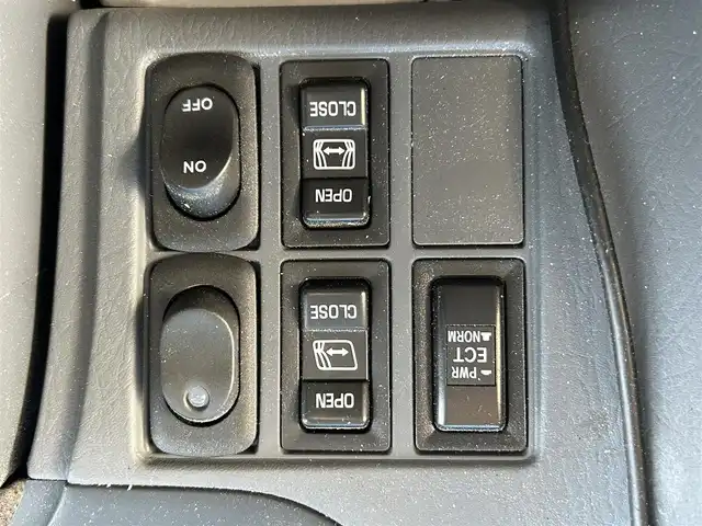 トヨタ グランビア G クルージングセレクション 岡山県 1998(平10)年 16.4万km ホワイトパールマイカ/ライトグレイッシュローズMP 登録時走行距離163982km/社外後席モニター/サンルーフ/社外SDナビ/(AM/FM/BT/TV/DISC)/バックカメラ/ETC/電動格納ミラー/リモコンキー/社外16インチアルミホイール/キセノンヘッドライト/パワーステアリング/パワーウィンドウ