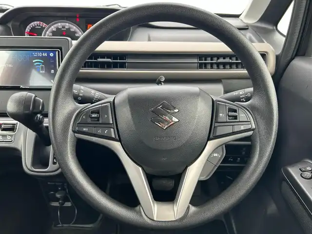 スズキ ワゴンＲ HYBRID FX－S 熊本県 2022(令4)年 1.5万km アーバンブラウンパールメタリック 純正ディスプレイオーディオ/・Blootooth/CD/DVD/AM/FM/USB/ipod/AUX//AV/スズキセーフティセンス/・アダプティブクルーズコントロール/・デュアルカメラブレーキサポート/・後退時ブレーキサポート/・車線逸脱警報/・ふらつき警報/・車線維持支援/・ハイビームアシスト/衝突軽減装置/バックカメラ/コーナーセンサー/スマートキー/D席シートヒーター/ドライブレコーダー/ステアリングスイッチ/純正ドアバイザー/助手席シートアンダーボックス/ヘッドライトレベライザー/電格ミラー/アイドリングストップ/ビルトインＥＴＣ/プッシュスタート