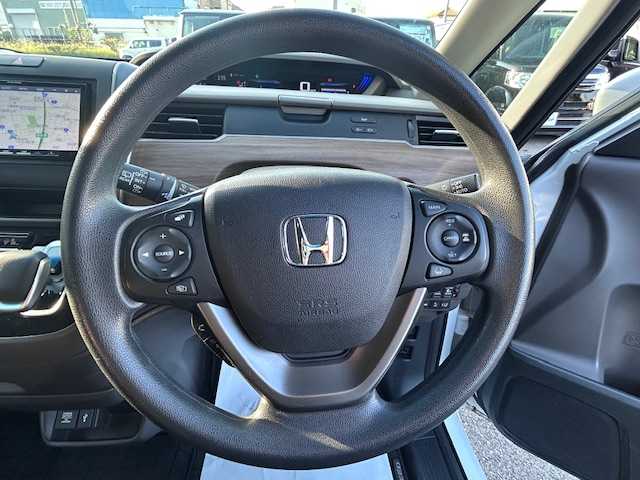 ホンダ フリード ハイブリット G 大阪府 2022(令4)年 3.2万km プラチナホワイトパール ナビ　/フルセグ　/Ｂｌｕｅｔｏｏｔｈ　/バックカメラ　/両側パワースライドドア　/シートヒーター　/レーダークルーズコントロール　/ＬＥＤヘッドライト　/スマートキー　/ＥＴＣ　/フロアーマット　/バイザー/パーキングセンサー