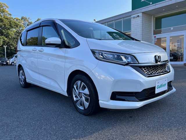 ホンダ フリード ハイブリット G 大阪府 2022(令4)年 3.2万km プラチナホワイトパール ナビ　/フルセグ　/Ｂｌｕｅｔｏｏｔｈ　/バックカメラ　/両側パワースライドドア　/シートヒーター　/レーダークルーズコントロール　/ＬＥＤヘッドライト　/スマートキー　/ＥＴＣ　/フロアーマット　/バイザー/パーキングセンサー
