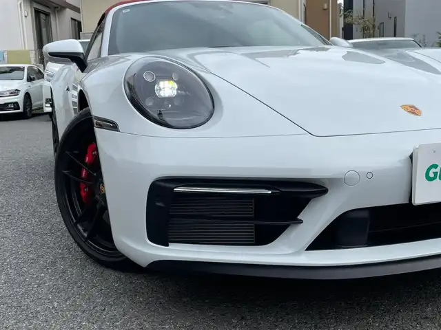 ポルシェ ポルシェ ９１１ タルガ4 GTS 神奈川県 2022(令4)年 1.3万km キャララホワイトメタリック 赤ソフトトップ/黒革シート/スポーツクロノ/スポーツエグゾースト/PASM/純正20/21インチAW/電動スポイラー/LEDヘッドライト/純正メモリーナビ/AppleCarPlay/AndroidAuto/純正USB/BT/360°カメラ/ETC2.0/ドライブレコーダー/シートヒーター/エアシート/クルーズコントロール/衝突軽減ブレーキ/BSM/コーナーセンサー/パドルシフト/アイドリングストップ/スマートキー/R5/6/7年ディーラー整備記録