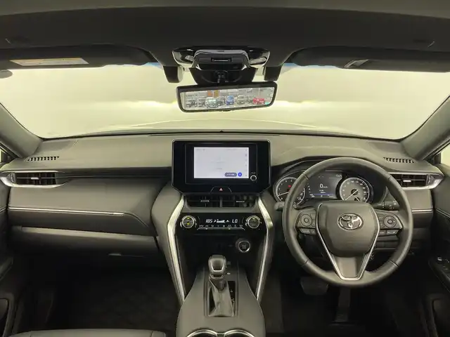 トヨタ ハリアー G 大分県 2022(令4)年 1.3万km プラチナホワイトパールマイカ 禁煙車/純正ディスプレイオーディオ/（USB/Bluetooth/Miracast/フルセグTV）/バックカメラ/プリクラッシュセーフティー/クリアランスソナー/ブラインドスポットモニター/リアクロストラフィックアラート/レーントレーシングアシスト/ロードサインアシスト/ふらつき警報/先行車発進告知/パワーバックドア/革巻きステアリング/レーダークルーズコントロール/ステアリングスイッチ/LEDヘッドライト/フォグランプ/オートヘッドライト/オートマチックハイビーム/ハーフレザーシート/D席パワーシート/ミラー型ドライブレコーダー/電動パーキングブレーキ/オートホールドブレーキ/USB充電/純正アルミホイール/純正フロアマット