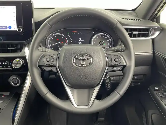 トヨタ ハリアー G 大分県 2022(令4)年 1.3万km プラチナホワイトパールマイカ 禁煙車/純正ディスプレイオーディオ/（USB/Bluetooth/Miracast/フルセグTV）/バックカメラ/プリクラッシュセーフティー/クリアランスソナー/ブラインドスポットモニター/リアクロストラフィックアラート/レーントレーシングアシスト/ロードサインアシスト/ふらつき警報/先行車発進告知/パワーバックドア/革巻きステアリング/レーダークルーズコントロール/ステアリングスイッチ/LEDヘッドライト/フォグランプ/オートヘッドライト/オートマチックハイビーム/ハーフレザーシート/D席パワーシート/ミラー型ドライブレコーダー/電動パーキングブレーキ/オートホールドブレーキ/USB充電/純正アルミホイール/純正フロアマット