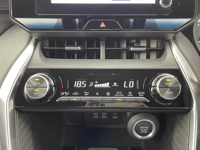トヨタ ハリアー G 大分県 2022(令4)年 1.3万km プラチナホワイトパールマイカ 禁煙車/純正ディスプレイオーディオ/（USB/Bluetooth/Miracast/フルセグTV）/バックカメラ/プリクラッシュセーフティー/クリアランスソナー/ブラインドスポットモニター/リアクロストラフィックアラート/レーントレーシングアシスト/ロードサインアシスト/ふらつき警報/先行車発進告知/パワーバックドア/革巻きステアリング/レーダークルーズコントロール/ステアリングスイッチ/LEDヘッドライト/フォグランプ/オートヘッドライト/オートマチックハイビーム/ハーフレザーシート/D席パワーシート/ミラー型ドライブレコーダー/電動パーキングブレーキ/オートホールドブレーキ/USB充電/純正アルミホイール/純正フロアマット