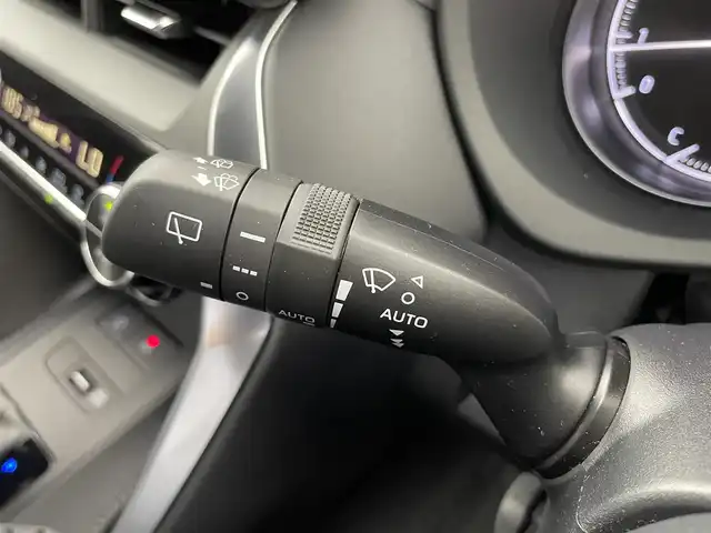 トヨタ ハリアー G 大分県 2022(令4)年 1.3万km プラチナホワイトパールマイカ 禁煙車/純正ディスプレイオーディオ/（USB/Bluetooth/Miracast/フルセグTV）/バックカメラ/プリクラッシュセーフティー/クリアランスソナー/ブラインドスポットモニター/リアクロストラフィックアラート/レーントレーシングアシスト/ロードサインアシスト/ふらつき警報/先行車発進告知/パワーバックドア/革巻きステアリング/レーダークルーズコントロール/ステアリングスイッチ/LEDヘッドライト/フォグランプ/オートヘッドライト/オートマチックハイビーム/ハーフレザーシート/D席パワーシート/ミラー型ドライブレコーダー/電動パーキングブレーキ/オートホールドブレーキ/USB充電/純正アルミホイール/純正フロアマット