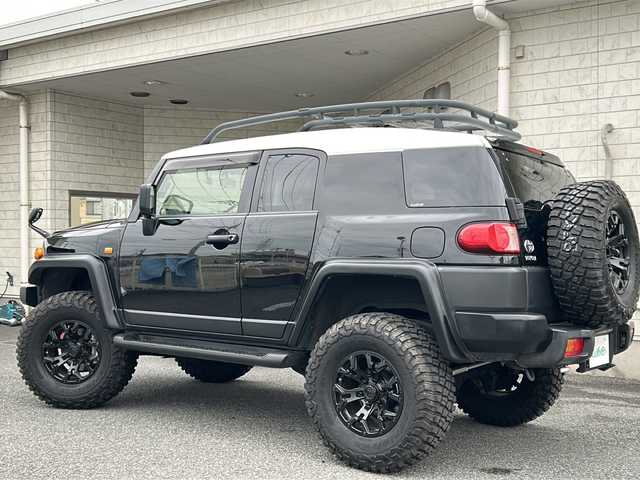 トヨタ ＦＪクルーザー ブラックカラーパッケージ 神奈川県 2018(平30)年 3.8万km ブラック/ホワイト 4WD/4インチリフトアップ/17インチオフロードタイヤ/carrozzeriaナビ/(CD/DVD/USB/HDMI/BT/フルセグTV)/バックカメラ/クルーズコントロール/パーキングセンサー/横滑り防止装置/フロントワイパーデアイサー/ETC/前方ドライブレコーダー/純正フロアマット/純正ドアバイザー/スペアキー×1/保証書/取扱説明書