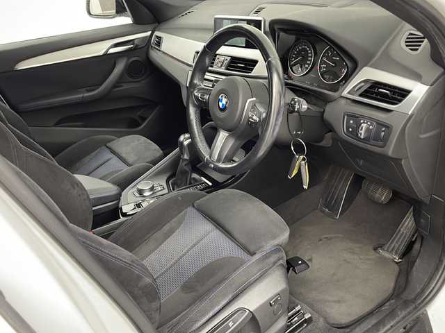 ＢＭＷ Ｘ１ 三重県 2017(平29)年 4.3万km アルピンホワイトⅢ 禁煙車/バックカメラ/純正ナビ/・CD・DVD・Bluetooth/ルーフレール/電子パーキング/ステアリングスイッチ/クリアランスソナー/ビルトインETC/スマートキー/プッシュスタート