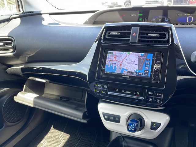 トヨタ プリウス S 山口県 2016(平28)年 5.8万km シルバーM 社外メモリナビ【MDV-Z702W】/DVD再生機能有/フルセグテレビ/Bluetooth/USB接続端子/バックカメラ/ETC/スマートキー/スペアキー有/プッシュスタート/純正フロアマット/LEDヘッドライト/オートライト/ドライブモードスイッチ/EVドライブモードスイッチ/マルチインフォメーションディスプレイ/盗難防止装置/横滑り防止装置/取扱説明書/保証書
