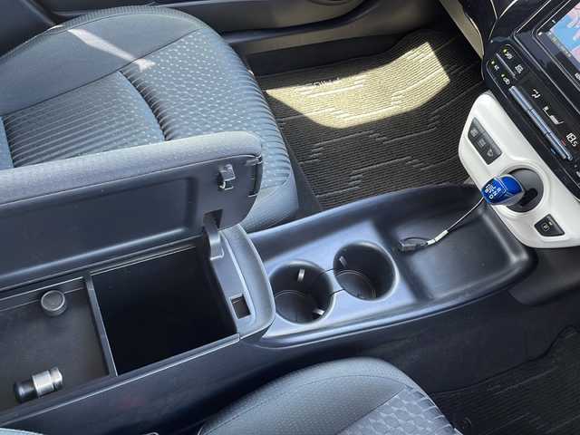 トヨタ プリウス S 山口県 2016(平28)年 5.8万km シルバーM 社外メモリナビ【MDV-Z702W】/DVD再生機能有/フルセグテレビ/Bluetooth/USB接続端子/バックカメラ/ETC/スマートキー/スペアキー有/プッシュスタート/純正フロアマット/LEDヘッドライト/オートライト/ドライブモードスイッチ/EVドライブモードスイッチ/マルチインフォメーションディスプレイ/盗難防止装置/横滑り防止装置/取扱説明書/保証書