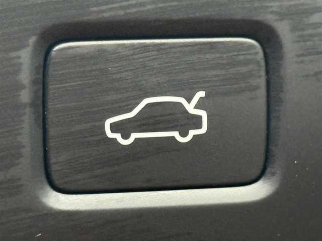 ボルボ ＸＣ６０ D4 AWD インスクリプション 千葉県 2019(平31)年 7.3万km パール 純正HDDナビ/フルセグ/衝突軽減ブレーキ/レーダークルーズコントロール/ブラインドスポットモニター/レーンキープ/自動駐車/ヘッドアップディスプレイ/前後ドラレコ/ハーマンカードン/レザーシート/全席シートヒーター/前席エアシート/前席パワーシート/前席シートメモリ/パワーバックドア/ルーフレール