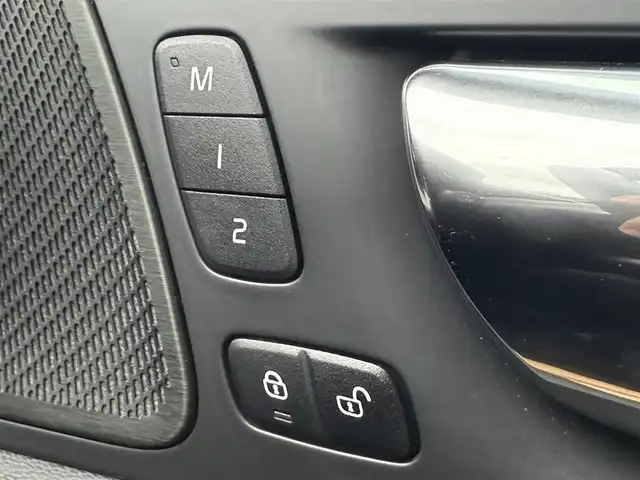 ボルボ ＸＣ６０ D4 AWD インスクリプション 千葉県 2019(平31)年 7.3万km パール 純正HDDナビ/フルセグ/衝突軽減ブレーキ/レーダークルーズコントロール/ブラインドスポットモニター/レーンキープ/自動駐車/ヘッドアップディスプレイ/前後ドラレコ/ハーマンカードン/レザーシート/全席シートヒーター/前席エアシート/前席パワーシート/前席シートメモリ/パワーバックドア/ルーフレール