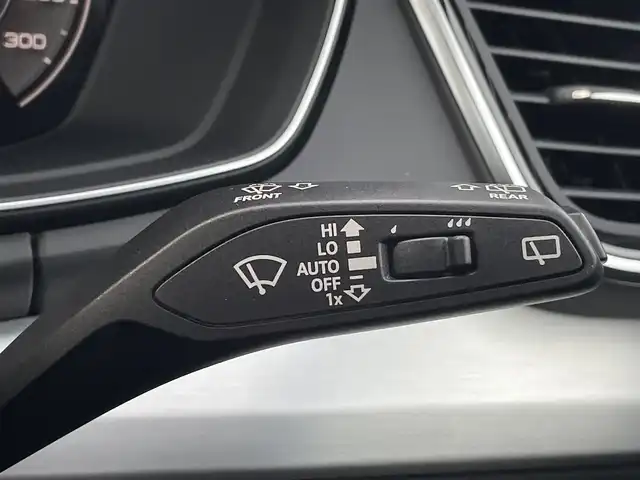 アウディ アウディ Ｑ５ 40TDIクワトロ Sライン 三重県 2022(令4)年 2.5万km グレイシアホワイトメタリック アダプティブエアサスペンション/Sラインプラスパッケージ/マトリクスLEDヘッドライト/バーチャルコックピット/アシスタンスパッケージ/ACC/LKA/RTA/サイドアシスト/パークアシスト/全方位カメラ/コンフォートパッケージ/シートヒーター(フロント/リア)/ステアリングヒーター/アコースティックガラス(フロント)/マルチカラーアンビエントライト/Carplay対応/電動テールゲート/純正フロアマット/ETC２．０