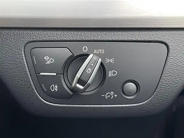 アウディ アウディ Ｑ５ 40TDIクワトロ Sライン 三重県 2022(令4)年 2.5万km グレイシアホワイトメタリック アダプティブエアサスペンション/Sラインプラスパッケージ/マトリクスLEDヘッドライト/バーチャルコックピット/アシスタンスパッケージ/ACC/LKA/RTA/サイドアシスト/パークアシスト/全方位カメラ/コンフォートパッケージ/シートヒーター(フロント/リア)/ステアリングヒーター/アコースティックガラス(フロント)/マルチカラーアンビエントライト/Carplay対応/電動テールゲート/純正フロアマット/ETC２．０