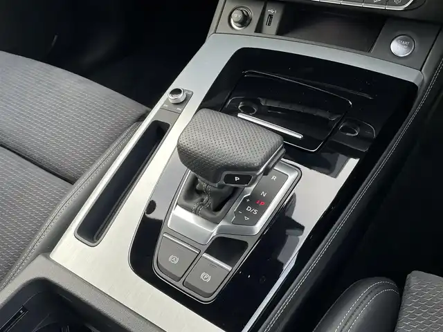 アウディ アウディ Ｑ５ 40TDIクワトロ Sライン 三重県 2022(令4)年 2.5万km グレイシアホワイトメタリック アダプティブエアサスペンション/Sラインプラスパッケージ/マトリクスLEDヘッドライト/バーチャルコックピット/アシスタンスパッケージ/ACC/LKA/RTA/サイドアシスト/パークアシスト/全方位カメラ/コンフォートパッケージ/シートヒーター(フロント/リア)/ステアリングヒーター/アコースティックガラス(フロント)/マルチカラーアンビエントライト/Carplay対応/電動テールゲート/純正フロアマット/ETC２．０