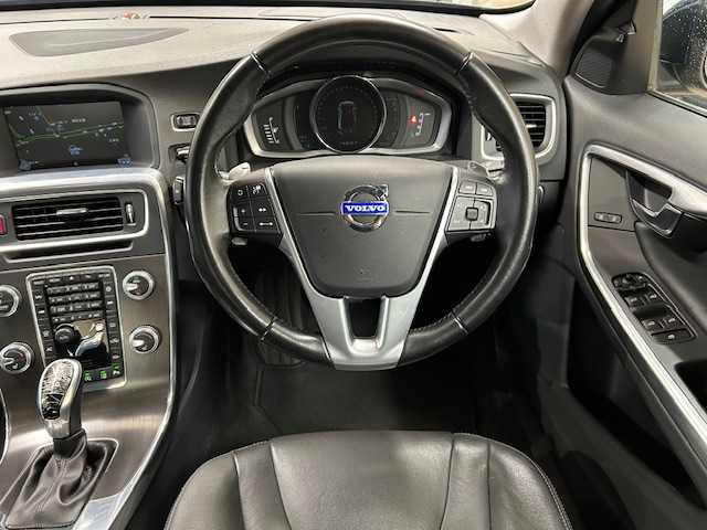 ボルボ Ｓ６０ T5 SE 東京都 2015(平27)年 5.9万km カスピアンブルーメタリック 純正ナビ/（CD/DVD/USB/BT/iPod/AUX)/バックカメラ/フロントリアコーナーセンサー/ブラックレザーシート/前席パワーシート/(運転席席メモリーシート機能付き）/前席シートヒーター/レーダークルーズコントロール/ブラインドスポットモニター/LKA/スマートキー/プッシュスタート/ETC/オートライト/HIDライト/リアフォグライト/レザーステアリング/ステアリングスイッチ/パドルシフト/アイドリングストップ/電動格納ウィンカーミラー/ISOFIX/フロアマット/純正17インチアルミホイール/W+サイド+カーテンSRS&ABS/横滑り防止装置