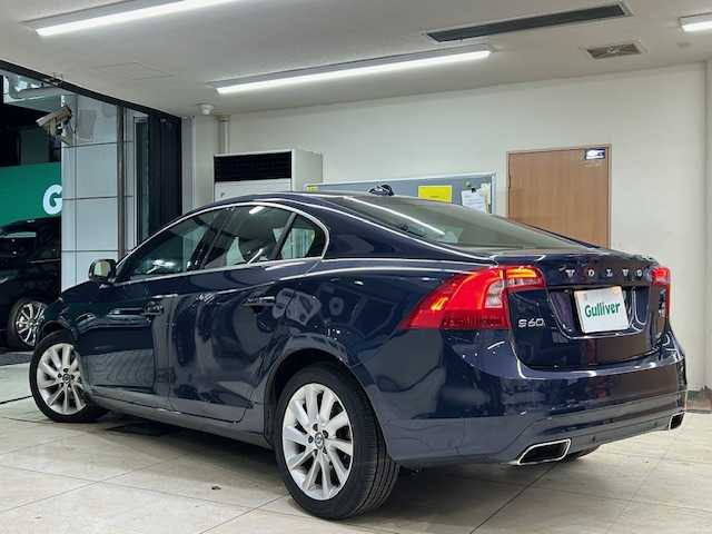 ボルボ Ｓ６０ T5 SE 東京都 2015(平27)年 5.9万km カスピアンブルーメタリック 純正ナビ/（CD/DVD/USB/BT/iPod/AUX)/バックカメラ/フロントリアコーナーセンサー/ブラックレザーシート/前席パワーシート/(運転席席メモリーシート機能付き）/前席シートヒーター/レーダークルーズコントロール/ブラインドスポットモニター/LKA/スマートキー/プッシュスタート/ETC/オートライト/HIDライト/リアフォグライト/レザーステアリング/ステアリングスイッチ/パドルシフト/アイドリングストップ/電動格納ウィンカーミラー/ISOFIX/フロアマット/純正17インチアルミホイール/W+サイド+カーテンSRS&ABS/横滑り防止装置