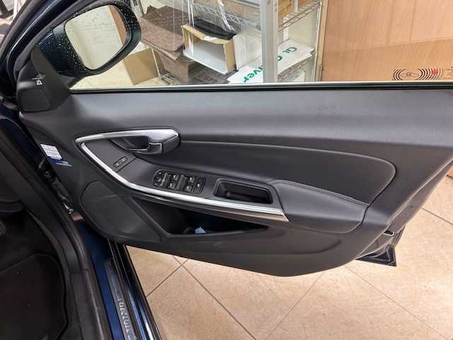 ボルボ Ｓ６０ T5 SE 東京都 2015(平27)年 5.9万km カスピアンブルーメタリック 純正ナビ/（CD/DVD/USB/BT/iPod/AUX)/バックカメラ/フロントリアコーナーセンサー/ブラックレザーシート/前席パワーシート/(運転席席メモリーシート機能付き）/前席シートヒーター/レーダークルーズコントロール/ブラインドスポットモニター/LKA/スマートキー/プッシュスタート/ETC/オートライト/HIDライト/リアフォグライト/レザーステアリング/ステアリングスイッチ/パドルシフト/アイドリングストップ/電動格納ウィンカーミラー/ISOFIX/フロアマット/純正17インチアルミホイール/W+サイド+カーテンSRS&ABS/横滑り防止装置