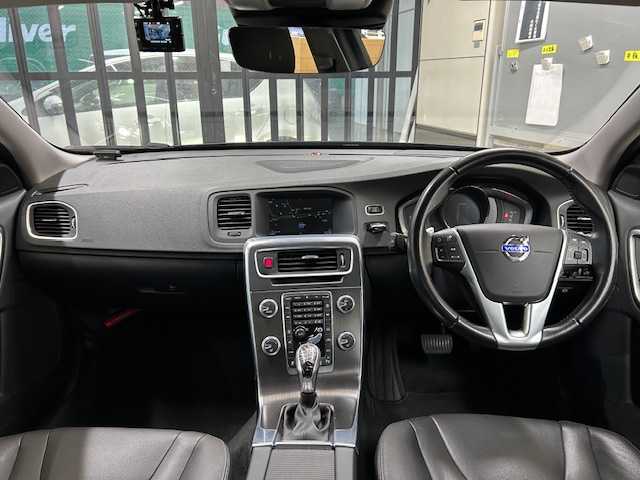 ボルボ Ｓ６０ T5 SE 東京都 2015(平27)年 5.9万km カスピアンブルーメタリック 純正ナビ/（CD/DVD/USB/BT/iPod/AUX)/バックカメラ/フロントリアコーナーセンサー/ブラックレザーシート/前席パワーシート/(運転席席メモリーシート機能付き）/前席シートヒーター/レーダークルーズコントロール/ブラインドスポットモニター/LKA/スマートキー/プッシュスタート/ETC/オートライト/HIDライト/リアフォグライト/レザーステアリング/ステアリングスイッチ/パドルシフト/アイドリングストップ/電動格納ウィンカーミラー/ISOFIX/フロアマット/純正17インチアルミホイール/W+サイド+カーテンSRS&ABS/横滑り防止装置