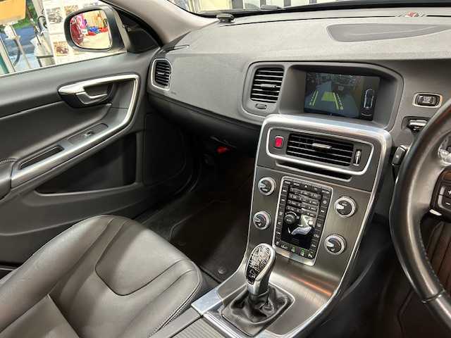 ボルボ Ｓ６０ T5 SE 東京都 2015(平27)年 5.9万km カスピアンブルーメタリック 純正ナビ/（CD/DVD/USB/BT/iPod/AUX)/バックカメラ/フロントリアコーナーセンサー/ブラックレザーシート/前席パワーシート/(運転席席メモリーシート機能付き）/前席シートヒーター/レーダークルーズコントロール/ブラインドスポットモニター/LKA/スマートキー/プッシュスタート/ETC/オートライト/HIDライト/リアフォグライト/レザーステアリング/ステアリングスイッチ/パドルシフト/アイドリングストップ/電動格納ウィンカーミラー/ISOFIX/フロアマット/純正17インチアルミホイール/W+サイド+カーテンSRS&ABS/横滑り防止装置