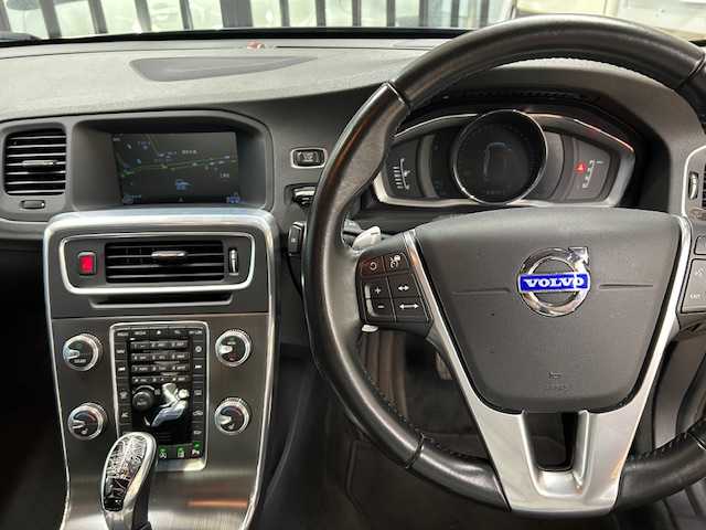 ボルボ Ｓ６０ T5 SE 東京都 2015(平27)年 5.9万km カスピアンブルーメタリック 純正ナビ/（CD/DVD/USB/BT/iPod/AUX)/バックカメラ/フロントリアコーナーセンサー/ブラックレザーシート/前席パワーシート/(運転席席メモリーシート機能付き）/前席シートヒーター/レーダークルーズコントロール/ブラインドスポットモニター/LKA/スマートキー/プッシュスタート/ETC/オートライト/HIDライト/リアフォグライト/レザーステアリング/ステアリングスイッチ/パドルシフト/アイドリングストップ/電動格納ウィンカーミラー/ISOFIX/フロアマット/純正17インチアルミホイール/W+サイド+カーテンSRS&ABS/横滑り防止装置