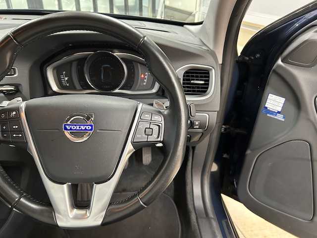 ボルボ Ｓ６０ T5 SE 東京都 2015(平27)年 5.9万km カスピアンブルーメタリック 純正ナビ/（CD/DVD/USB/BT/iPod/AUX)/バックカメラ/フロントリアコーナーセンサー/ブラックレザーシート/前席パワーシート/(運転席席メモリーシート機能付き）/前席シートヒーター/レーダークルーズコントロール/ブラインドスポットモニター/LKA/スマートキー/プッシュスタート/ETC/オートライト/HIDライト/リアフォグライト/レザーステアリング/ステアリングスイッチ/パドルシフト/アイドリングストップ/電動格納ウィンカーミラー/ISOFIX/フロアマット/純正17インチアルミホイール/W+サイド+カーテンSRS&ABS/横滑り防止装置