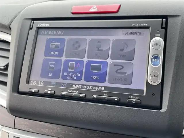 ホンダ ジェイド ハイブリッド X 佐賀県 2015(平27)年 3.8万km スーパープラチナメタリック ホンダセンシング/・アダプティブクルーズコントロール/・路外逸脱抑制システム/・衝突被害軽減ブレーキ/・先行車発進お知らせ機能/・標識認識機能/・リアクティブフォースペダル/純正メモリナビ/・ワンセグTV/CD/DVD/SD/Bluetooth/バックカメラ/ビルトインETC/プッシュスタート/ハーフレザーシート/キセノンヘッドライト/ステアリングリモコン/純正17インチアルミホイール/純正フォグライト/純正ドアバイザ―/新車保証書/取扱説明書/スペアキー1本