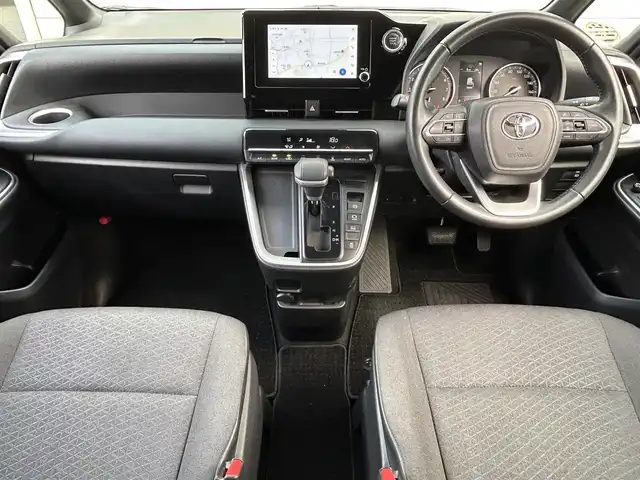 トヨタ ヴォクシー S－G 福岡県 2022(令4)年 2.6万km グリッターブラックガラスフレーク ワンオーナー/純正8インチディスプレイオーディオ/　（AM/FM/Bluetooth/Miracast/ナビキット）/バックカメラ/トヨタセーフティーセンス/・プリクラッシュセーフティ/・レーントレーシングアシスト/・レーンディバーチャーアラート/・オートマッチクハイビーム/・プロアクティブドライビングアシスト/・発進遅れ告知機能/・ロードサインアシスト/・レーダークルーズコントロール/・ドライバー異常時対応システム/コーナーセンサー/クリアランスソナー/横滑り防止装置/オートライト/純正16インチアルミホイール/左側パワースライドドア/電格ウインカーミラー/ビルトインETC2.0/サンシェード/3列シート/純正フロアマット/ISOFIX/プッシュスタート/盗難防止装置/電源ソケット×1/スペアキー×1/保証書/取扱説明書/ナビ取扱説明書