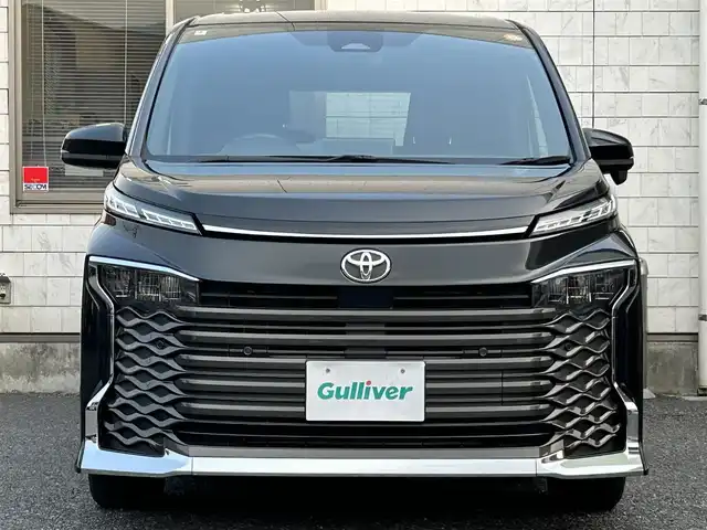 トヨタ ヴォクシー S－G 福岡県 2022(令4)年 2.6万km グリッターブラックガラスフレーク ワンオーナー/純正8インチディスプレイオーディオ/　（AM/FM/Bluetooth/Miracast/ナビキット）/バックカメラ/トヨタセーフティーセンス/・プリクラッシュセーフティ/・レーントレーシングアシスト/・レーンディバーチャーアラート/・オートマッチクハイビーム/・プロアクティブドライビングアシスト/・発進遅れ告知機能/・ロードサインアシスト/・レーダークルーズコントロール/・ドライバー異常時対応システム/コーナーセンサー/クリアランスソナー/横滑り防止装置/オートライト/純正16インチアルミホイール/左側パワースライドドア/電格ウインカーミラー/ビルトインETC2.0/サンシェード/3列シート/純正フロアマット/ISOFIX/プッシュスタート/盗難防止装置/電源ソケット×1/スペアキー×1/保証書/取扱説明書/ナビ取扱説明書