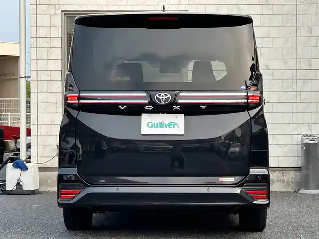 トヨタ ヴォクシー S－G 福岡県 2022(令4)年 2.6万km グリッターブラックガラスフレーク ワンオーナー/純正8インチディスプレイオーディオ/　（AM/FM/Bluetooth/Miracast/ナビキット）/バックカメラ/トヨタセーフティーセンス/・プリクラッシュセーフティ/・レーントレーシングアシスト/・レーンディバーチャーアラート/・オートマッチクハイビーム/・プロアクティブドライビングアシスト/・発進遅れ告知機能/・ロードサインアシスト/・レーダークルーズコントロール/・ドライバー異常時対応システム/コーナーセンサー/クリアランスソナー/横滑り防止装置/オートライト/純正16インチアルミホイール/左側パワースライドドア/電格ウインカーミラー/ビルトインETC2.0/サンシェード/3列シート/純正フロアマット/ISOFIX/プッシュスタート/盗難防止装置/電源ソケット×1/スペアキー×1/保証書/取扱説明書/ナビ取扱説明書