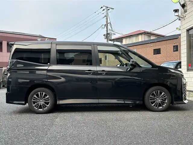 トヨタ ヴォクシー S－G 福岡県 2022(令4)年 2.6万km グリッターブラックガラスフレーク ワンオーナー/純正8インチディスプレイオーディオ/　（AM/FM/Bluetooth/Miracast/ナビキット）/バックカメラ/トヨタセーフティーセンス/・プリクラッシュセーフティ/・レーントレーシングアシスト/・レーンディバーチャーアラート/・オートマッチクハイビーム/・プロアクティブドライビングアシスト/・発進遅れ告知機能/・ロードサインアシスト/・レーダークルーズコントロール/・ドライバー異常時対応システム/コーナーセンサー/クリアランスソナー/横滑り防止装置/オートライト/純正16インチアルミホイール/左側パワースライドドア/電格ウインカーミラー/ビルトインETC2.0/サンシェード/3列シート/純正フロアマット/ISOFIX/プッシュスタート/盗難防止装置/電源ソケット×1/スペアキー×1/保証書/取扱説明書/ナビ取扱説明書