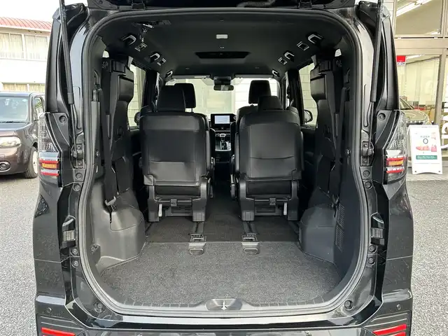 トヨタ ヴォクシー S－G 福岡県 2022(令4)年 2.6万km グリッターブラックガラスフレーク ワンオーナー/純正8インチディスプレイオーディオ/　（AM/FM/Bluetooth/Miracast/ナビキット）/バックカメラ/トヨタセーフティーセンス/・プリクラッシュセーフティ/・レーントレーシングアシスト/・レーンディバーチャーアラート/・オートマッチクハイビーム/・プロアクティブドライビングアシスト/・発進遅れ告知機能/・ロードサインアシスト/・レーダークルーズコントロール/・ドライバー異常時対応システム/コーナーセンサー/クリアランスソナー/横滑り防止装置/オートライト/純正16インチアルミホイール/左側パワースライドドア/電格ウインカーミラー/ビルトインETC2.0/サンシェード/3列シート/純正フロアマット/ISOFIX/プッシュスタート/盗難防止装置/電源ソケット×1/スペアキー×1/保証書/取扱説明書/ナビ取扱説明書