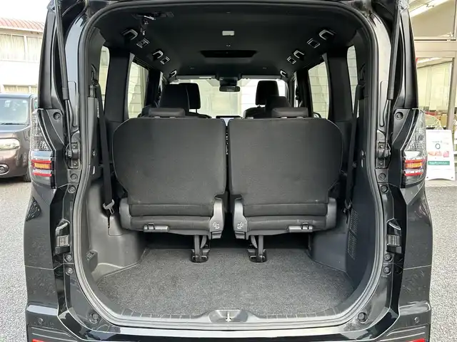 トヨタ ヴォクシー S－G 福岡県 2022(令4)年 2.6万km グリッターブラックガラスフレーク ワンオーナー/純正8インチディスプレイオーディオ/　（AM/FM/Bluetooth/Miracast/ナビキット）/バックカメラ/トヨタセーフティーセンス/・プリクラッシュセーフティ/・レーントレーシングアシスト/・レーンディバーチャーアラート/・オートマッチクハイビーム/・プロアクティブドライビングアシスト/・発進遅れ告知機能/・ロードサインアシスト/・レーダークルーズコントロール/・ドライバー異常時対応システム/コーナーセンサー/クリアランスソナー/横滑り防止装置/オートライト/純正16インチアルミホイール/左側パワースライドドア/電格ウインカーミラー/ビルトインETC2.0/サンシェード/3列シート/純正フロアマット/ISOFIX/プッシュスタート/盗難防止装置/電源ソケット×1/スペアキー×1/保証書/取扱説明書/ナビ取扱説明書