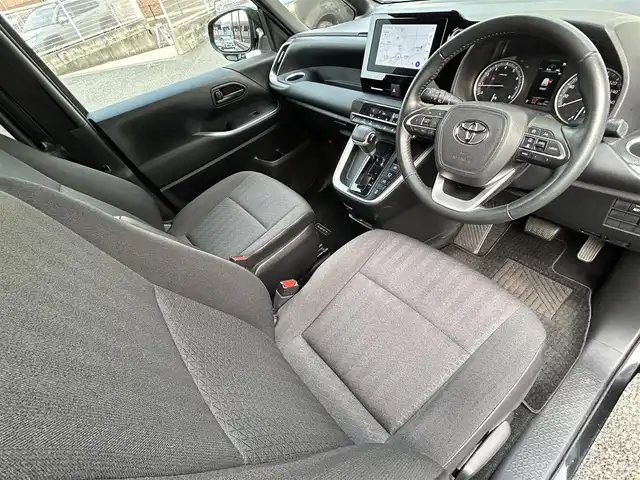 トヨタ ヴォクシー S－G 福岡県 2022(令4)年 2.6万km グリッターブラックガラスフレーク ワンオーナー/純正8インチディスプレイオーディオ/　（AM/FM/Bluetooth/Miracast/ナビキット）/バックカメラ/トヨタセーフティーセンス/・プリクラッシュセーフティ/・レーントレーシングアシスト/・レーンディバーチャーアラート/・オートマッチクハイビーム/・プロアクティブドライビングアシスト/・発進遅れ告知機能/・ロードサインアシスト/・レーダークルーズコントロール/・ドライバー異常時対応システム/コーナーセンサー/クリアランスソナー/横滑り防止装置/オートライト/純正16インチアルミホイール/左側パワースライドドア/電格ウインカーミラー/ビルトインETC2.0/サンシェード/3列シート/純正フロアマット/ISOFIX/プッシュスタート/盗難防止装置/電源ソケット×1/スペアキー×1/保証書/取扱説明書/ナビ取扱説明書