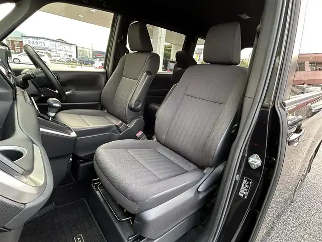 トヨタ ヴォクシー S－G 福岡県 2022(令4)年 2.6万km グリッターブラックガラスフレーク ワンオーナー/純正8インチディスプレイオーディオ/　（AM/FM/Bluetooth/Miracast/ナビキット）/バックカメラ/トヨタセーフティーセンス/・プリクラッシュセーフティ/・レーントレーシングアシスト/・レーンディバーチャーアラート/・オートマッチクハイビーム/・プロアクティブドライビングアシスト/・発進遅れ告知機能/・ロードサインアシスト/・レーダークルーズコントロール/・ドライバー異常時対応システム/コーナーセンサー/クリアランスソナー/横滑り防止装置/オートライト/純正16インチアルミホイール/左側パワースライドドア/電格ウインカーミラー/ビルトインETC2.0/サンシェード/3列シート/純正フロアマット/ISOFIX/プッシュスタート/盗難防止装置/電源ソケット×1/スペアキー×1/保証書/取扱説明書/ナビ取扱説明書