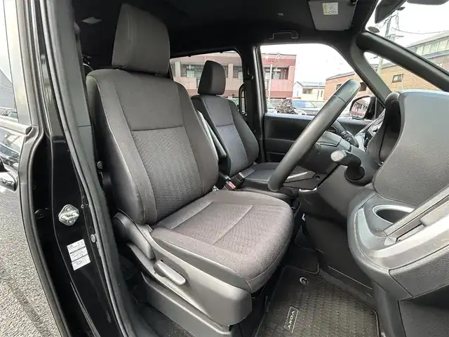 トヨタ ヴォクシー S－G 福岡県 2022(令4)年 2.6万km グリッターブラックガラスフレーク ワンオーナー/純正8インチディスプレイオーディオ/　（AM/FM/Bluetooth/Miracast/ナビキット）/バックカメラ/トヨタセーフティーセンス/・プリクラッシュセーフティ/・レーントレーシングアシスト/・レーンディバーチャーアラート/・オートマッチクハイビーム/・プロアクティブドライビングアシスト/・発進遅れ告知機能/・ロードサインアシスト/・レーダークルーズコントロール/・ドライバー異常時対応システム/コーナーセンサー/クリアランスソナー/横滑り防止装置/オートライト/純正16インチアルミホイール/左側パワースライドドア/電格ウインカーミラー/ビルトインETC2.0/サンシェード/3列シート/純正フロアマット/ISOFIX/プッシュスタート/盗難防止装置/電源ソケット×1/スペアキー×1/保証書/取扱説明書/ナビ取扱説明書