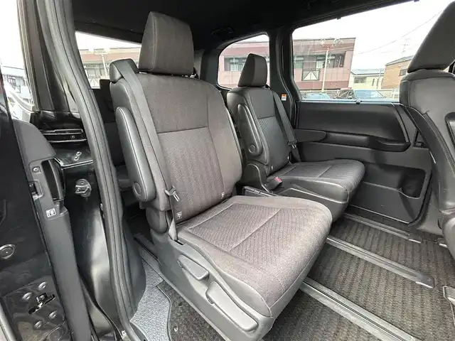 トヨタ ヴォクシー S－G 福岡県 2022(令4)年 2.6万km グリッターブラックガラスフレーク ワンオーナー/純正8インチディスプレイオーディオ/　（AM/FM/Bluetooth/Miracast/ナビキット）/バックカメラ/トヨタセーフティーセンス/・プリクラッシュセーフティ/・レーントレーシングアシスト/・レーンディバーチャーアラート/・オートマッチクハイビーム/・プロアクティブドライビングアシスト/・発進遅れ告知機能/・ロードサインアシスト/・レーダークルーズコントロール/・ドライバー異常時対応システム/コーナーセンサー/クリアランスソナー/横滑り防止装置/オートライト/純正16インチアルミホイール/左側パワースライドドア/電格ウインカーミラー/ビルトインETC2.0/サンシェード/3列シート/純正フロアマット/ISOFIX/プッシュスタート/盗難防止装置/電源ソケット×1/スペアキー×1/保証書/取扱説明書/ナビ取扱説明書
