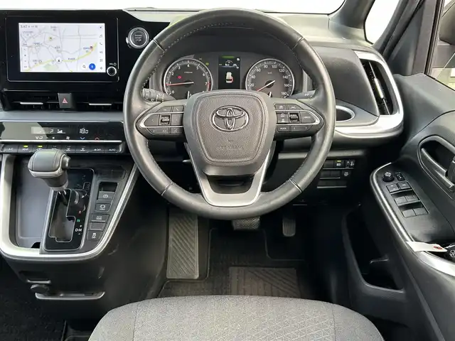 トヨタ ヴォクシー S－G 福岡県 2022(令4)年 2.6万km グリッターブラックガラスフレーク ワンオーナー/純正8インチディスプレイオーディオ/　（AM/FM/Bluetooth/Miracast/ナビキット）/バックカメラ/トヨタセーフティーセンス/・プリクラッシュセーフティ/・レーントレーシングアシスト/・レーンディバーチャーアラート/・オートマッチクハイビーム/・プロアクティブドライビングアシスト/・発進遅れ告知機能/・ロードサインアシスト/・レーダークルーズコントロール/・ドライバー異常時対応システム/コーナーセンサー/クリアランスソナー/横滑り防止装置/オートライト/純正16インチアルミホイール/左側パワースライドドア/電格ウインカーミラー/ビルトインETC2.0/サンシェード/3列シート/純正フロアマット/ISOFIX/プッシュスタート/盗難防止装置/電源ソケット×1/スペアキー×1/保証書/取扱説明書/ナビ取扱説明書