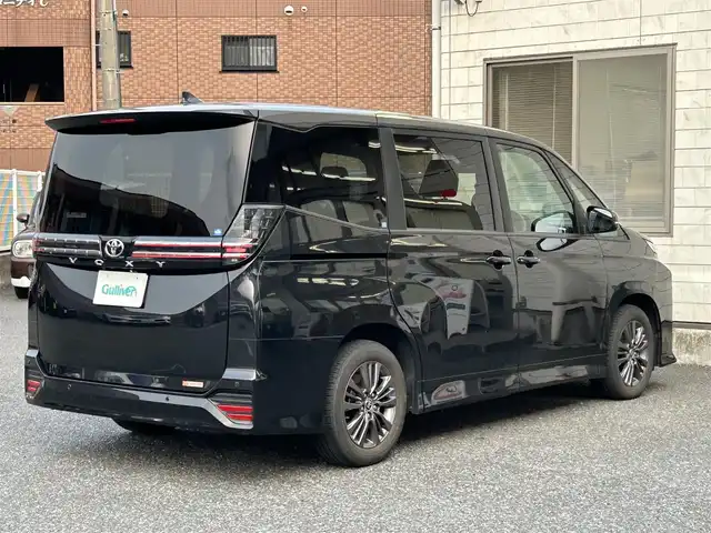 トヨタ ヴォクシー S－G 福岡県 2022(令4)年 2.6万km グリッターブラックガラスフレーク ワンオーナー/純正8インチディスプレイオーディオ/　（AM/FM/Bluetooth/Miracast/ナビキット）/バックカメラ/トヨタセーフティーセンス/・プリクラッシュセーフティ/・レーントレーシングアシスト/・レーンディバーチャーアラート/・オートマッチクハイビーム/・プロアクティブドライビングアシスト/・発進遅れ告知機能/・ロードサインアシスト/・レーダークルーズコントロール/・ドライバー異常時対応システム/コーナーセンサー/クリアランスソナー/横滑り防止装置/オートライト/純正16インチアルミホイール/左側パワースライドドア/電格ウインカーミラー/ビルトインETC2.0/サンシェード/3列シート/純正フロアマット/ISOFIX/プッシュスタート/盗難防止装置/電源ソケット×1/スペアキー×1/保証書/取扱説明書/ナビ取扱説明書