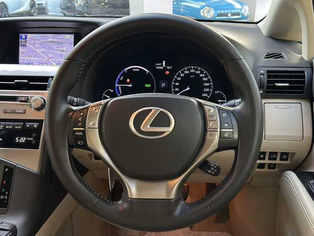 レクサス ＲＸ 450h 兵庫県 2012(平24)年 8.5万km ホワイトパールクリスタルシャイン 純正HDDナビ/Bluetooth・AM/FM・CD・DVD・USB・AUX/車外カメラ（バック+サイド）/フルセグTV/ヘッドアップディスプレイ/クルーズコントロール/パワーバックドア/パワーシート（D+N席）/アンチロック・ブレーキ・システム/衝突被害軽減システム/横滑り防止装置/盗難防止装置/エアバッグ（W+サイド）/カーテンエアバッグ/純正フロアマット/純正アルミホイール/LEDヘッドライト/プッシュスタート/スマートキー/スペアキー×2/取扱説明書/保証書