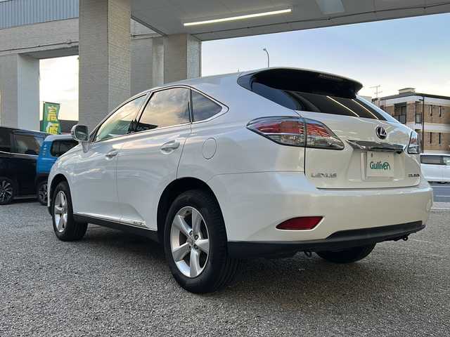 レクサス ＲＸ 450h 兵庫県 2012(平24)年 8.5万km ホワイトパールクリスタルシャイン 純正HDDナビ/Bluetooth・AM/FM・CD・DVD・USB・AUX/車外カメラ（バック+サイド）/フルセグTV/ヘッドアップディスプレイ/クルーズコントロール/パワーバックドア/パワーシート（D+N席）/アンチロック・ブレーキ・システム/衝突被害軽減システム/横滑り防止装置/盗難防止装置/エアバッグ（W+サイド）/カーテンエアバッグ/純正フロアマット/純正アルミホイール/LEDヘッドライト/プッシュスタート/スマートキー/スペアキー×2/取扱説明書/保証書