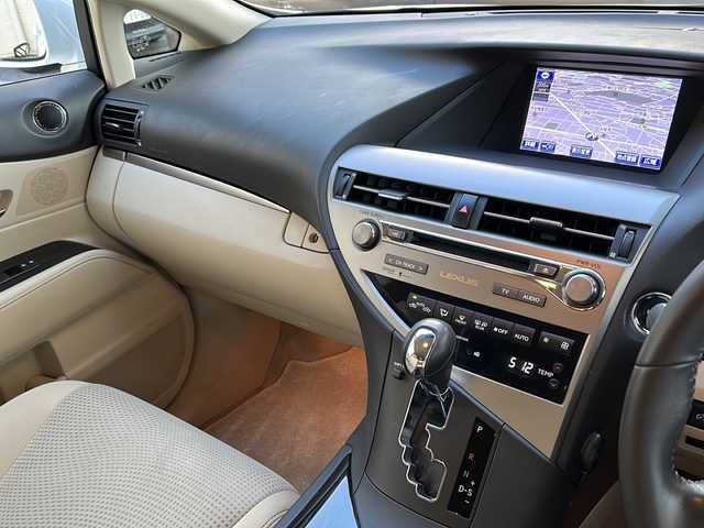 レクサス ＲＸ 450h 兵庫県 2012(平24)年 8.5万km ホワイトパールクリスタルシャイン 純正HDDナビ/Bluetooth・AM/FM・CD・DVD・USB・AUX/車外カメラ（バック+サイド）/フルセグTV/ヘッドアップディスプレイ/クルーズコントロール/パワーバックドア/パワーシート（D+N席）/アンチロック・ブレーキ・システム/衝突被害軽減システム/横滑り防止装置/盗難防止装置/エアバッグ（W+サイド）/カーテンエアバッグ/純正フロアマット/純正アルミホイール/LEDヘッドライト/プッシュスタート/スマートキー/スペアキー×2/取扱説明書/保証書