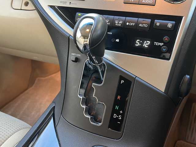 レクサス ＲＸ 450h 兵庫県 2012(平24)年 8.5万km ホワイトパールクリスタルシャイン 純正HDDナビ/Bluetooth・AM/FM・CD・DVD・USB・AUX/車外カメラ（バック+サイド）/フルセグTV/ヘッドアップディスプレイ/クルーズコントロール/パワーバックドア/パワーシート（D+N席）/アンチロック・ブレーキ・システム/衝突被害軽減システム/横滑り防止装置/盗難防止装置/エアバッグ（W+サイド）/カーテンエアバッグ/純正フロアマット/純正アルミホイール/LEDヘッドライト/プッシュスタート/スマートキー/スペアキー×2/取扱説明書/保証書