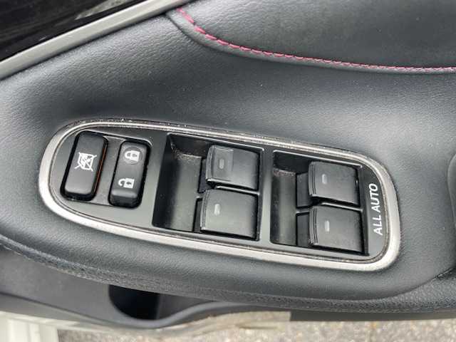 トヨタ クラウン アスリート S-T 三重県 2016(平28)年 6.5万km ホワイトパールクリスタルシャイン メーカーオプション/・ムーンルーフ/レザーシートパッケージ/・ブラック革シート/・D/N席シートベンチレーション/・D/N席シートヒーター/アドバンスドパッケージ/・ミリ波レーダー方式プリクラッシュセーフティシステム/・レーダークルーズコントロール/・インテリジェントクリアランスソナー/・バックソナー/1オーナー/純正SDナビ/フルセグTV/【CD/DVD/BD/MSV/Bluetooth/USB/AUX】/バックカメラ/ビルトインETC/パドルシフト/オートライト/LEDヘッドライト/LEDフロントフォグランプ/215/55R17インチ純正AW/プッシュスタート/スマートキー/スペアキー/純正フロアマット